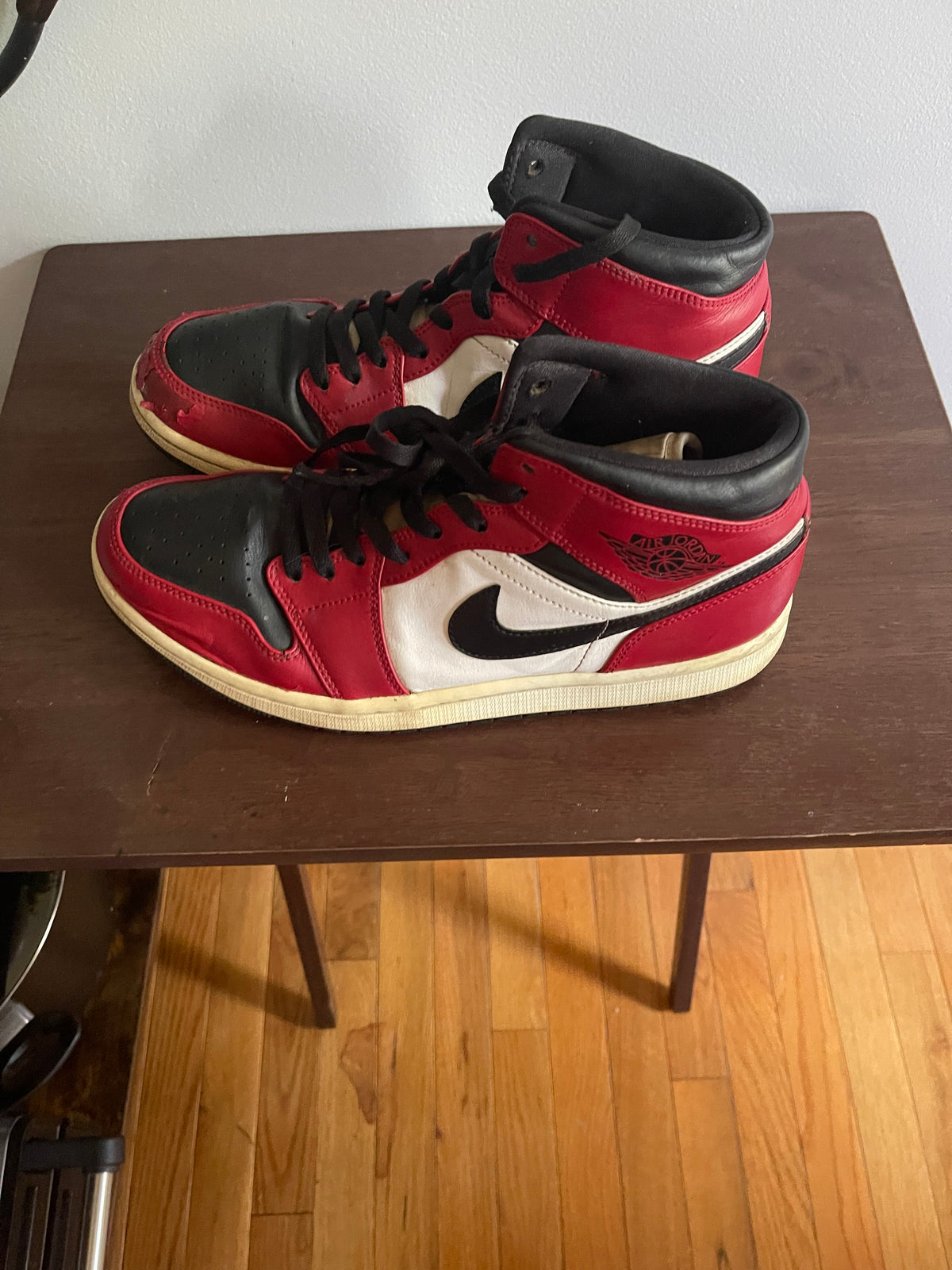 Air Jordan 1 Mid "Chicago Black Toe" Size 10