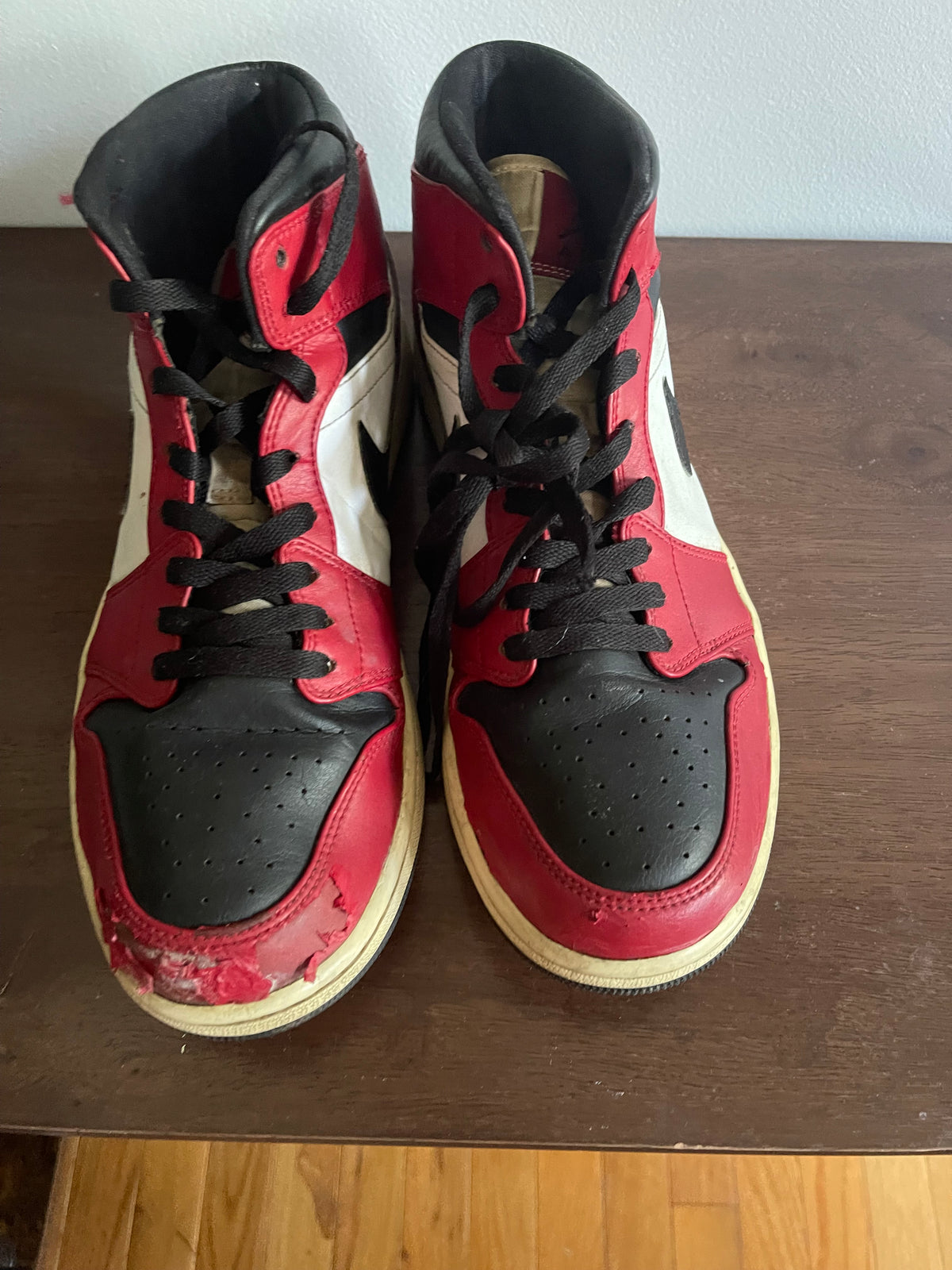 Air Jordan 1 Mid "Chicago Black Toe"  Size 10