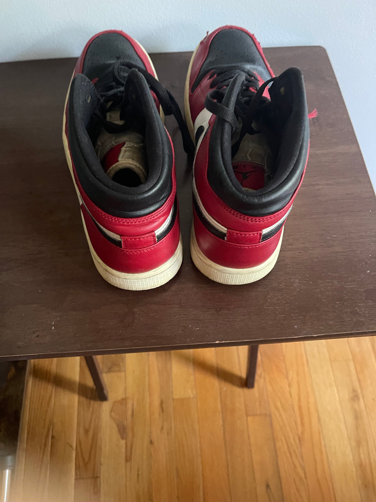 Air Jordan 1 Mid "Chicago Black Toe"  Size 10